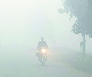 Dense fog coverded the city.